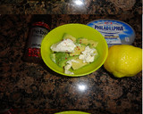 Foto del paso 2 de la receta: Dip de quesos y aguacate