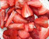 Foto del paso 1 de la receta: Fresones laminados con crema de queso fresco