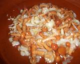 Foto del paso 1 de la receta: Cazuela de setas y almejas con huevos escalfados