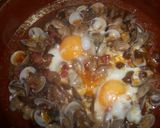 Foto del paso 3 de la receta: Cazuela de setas y almejas con huevos escalfados
