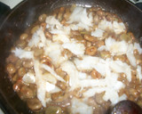 Foto del paso 3 de la receta: Revuelto de habitas frescas con bacalao