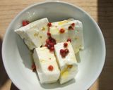 Foto del paso 1 de la receta: Bucatini con queso feta marinado en aceite de oliva y pimienta rosa