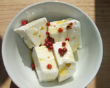 Foto del paso 1 de la receta: Bucatini con queso feta marinado en aceite de oliva y pimienta rosa