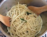 Foto del paso 5 de la receta: Bucatini con queso feta marinado en aceite de oliva y pimienta rosa