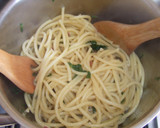Foto del paso 5 de la receta: Bucatini con queso feta marinado en aceite de oliva y pimienta rosa