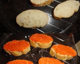 Foto del paso 1 de la receta: Tostas de sobrasada camembert