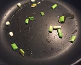Foto del paso 3 de la receta: Chuletas de cordero con ajos tiernos