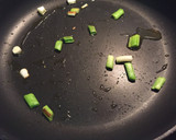 Foto del paso 3 de la receta: Chuletas de cordero con ajos tiernos