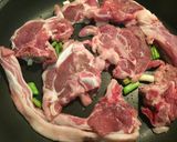 Foto del paso 1 de la receta: Chuletas de cordero con ajos tiernos