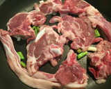 Foto del paso 1 de la receta: Chuletas de cordero con ajos tiernos