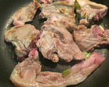 Foto del paso 4 de la receta: Chuletas de cordero con ajos tiernos