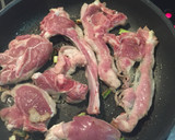 Foto del paso 5 de la receta: Chuletas de cordero con ajos tiernos