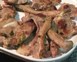 Foto del paso 6 de la receta: Chuletas de cordero con ajos tiernos