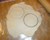 Foto del paso 2 de la receta: Galletas de hojaldre con membrillo y queso
