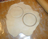 Foto del paso 2 de la receta: Galletas de hojaldre con membrillo y queso