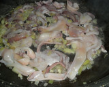 Foto del paso 2 de la receta: Arroz negro con calamares en su tinta
