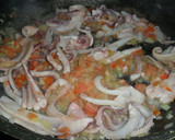 Foto del paso 3 de la receta: Arroz negro con calamares en su tinta