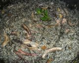 Foto del paso 6 de la receta: Arroz negro con calamares en su tinta