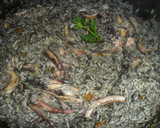Foto del paso 6 de la receta: Arroz negro con calamares en su tinta