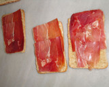 Foto del paso 2 de la receta: Bocadillo caprese con lechuga y jamón