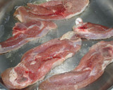 Foto del paso 1 de la receta: Chuletas de pavo con salsa de vino y zanahorias