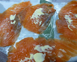 Foto del paso 2 de la receta: Rollitos de salmón y ensaladilla
