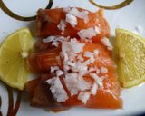 Foto del paso 3 de la receta: Rollitos de salmón y ensaladilla