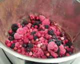 Foto del paso 4 de la receta: Bizcocho de chocolate con frutos rojos