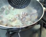 Foto del paso 6 de la receta: Alcachofas con almejas en salsa