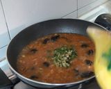 Foto del paso 3 de la receta: Bacalao con ciruelas, pasa y piñones