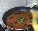 Foto del paso 3 de la receta: Bacalao con ciruelas, pasa y piñones