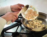 Foto del paso 2 de la receta: Crepes rellenos de gambas, champiñones y bacon