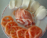 Foto del paso 2 de la receta: Hojaldre de mozzarella, jamón y tomate
