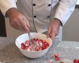 Foto del paso 2 de la receta: Helado cremoso de fresas