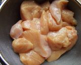 Foto del paso 1 de la receta: Pechuga de pollo con salsa de cebolla y judías verdes