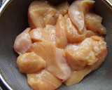 Foto del paso 1 de la receta: Pechuga de pollo con salsa de cebolla y judías verdes