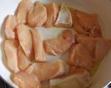 Foto del paso 2 de la receta: Pechuga de pollo con salsa de cebolla y judías verdes