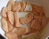 Foto del paso 2 de la receta: Pechuga de pollo con salsa de cebolla y judías verdes