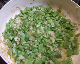Foto del paso 3 de la receta: Pechuga de pollo con salsa de cebolla y judías verdes