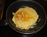 Foto del paso 4 de la receta: Tortilla de espárragos y surimi