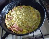 Foto del paso 4 de la receta: Tortilla con sobrantes de tallarines