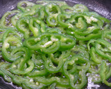 Foto del paso 2 de la receta: Bacalao con cebolla, pimiento verde y tomate