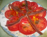 Foto del paso 2 de la receta: Carpaccio de tomate y anchoas al parmesano