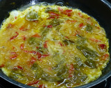 Foto del paso 2 de la receta: Tortilla de pimientos y cebolla