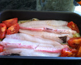 Foto del paso 2 de la receta: Colitas de rape al horno con tomate