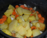 Foto del paso 2 de la receta: Lomo asado con cebollas, patatas y zanahorias dulces