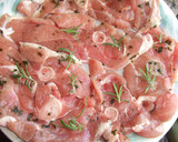 Foto del paso 1 de la receta: Chuletitas de pavo al romero con revuelto de brécol