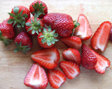 Foto del paso 1 de la receta: Fresas y melón con crema de yogurt griego a la menta