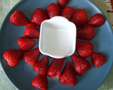 Foto del paso 5 de la receta: Fresas y melón con crema de yogurt griego a la menta