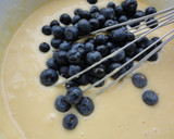 Foto del paso 4 de la receta: Bizcocho de yogur y arándanos